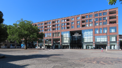 915129 Gezicht over het plein Vredenburg te Utrecht, met vaag op de voorgrond het 'marktmozaïek' van kunstenares ...